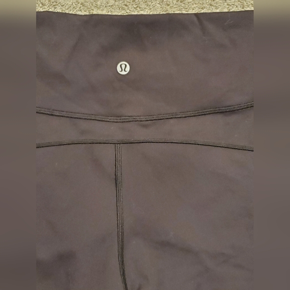 Lululemon In Motion Short 2.5 Size 8 - Picture 10 of 11
